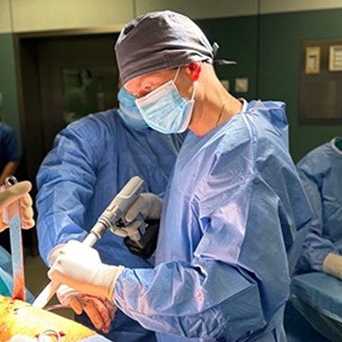 Oferuję kompleksowe leczenie  operacyjne schorzeń stawów  biodrowych i kolanowych 